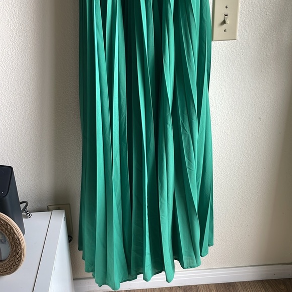 Easel Lily Pleated Maxi Dress In Kelly Green size L - Picture 5 of 6